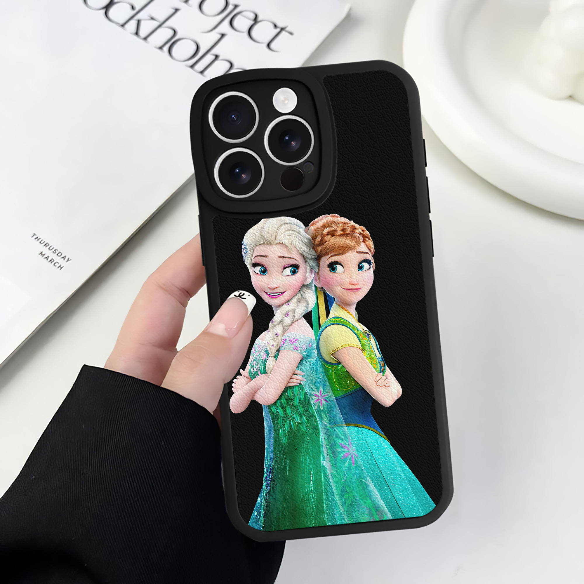 （画像用） アナと雪の女王 アンナ エルサ Frozen Anna Elsa 【iPhone 16シリーズ対応】シリコンスマホケース（レザー調） 材質：シリコン